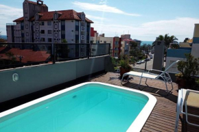 Cobertura com piscina privativa e jacuzzi na praia dos Ingleses! Venha curtir!